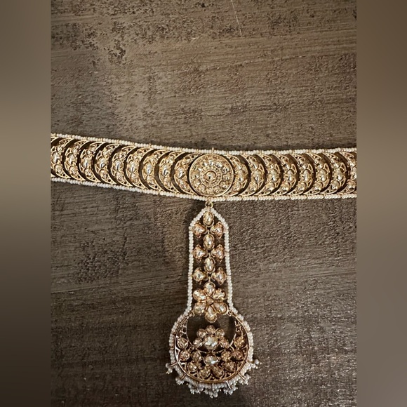 Pearl Studded Crystal Kundan Mathapatti/Sheeshphool - Picture 4 of 6